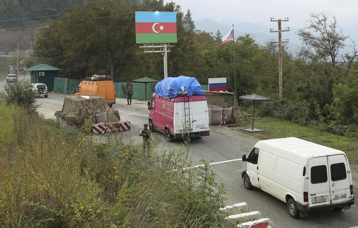 Armeni fuggono dall'Artsakh dopo l'attacco dell'Azerbaigian, 26 settembre 2023 (Ansa)