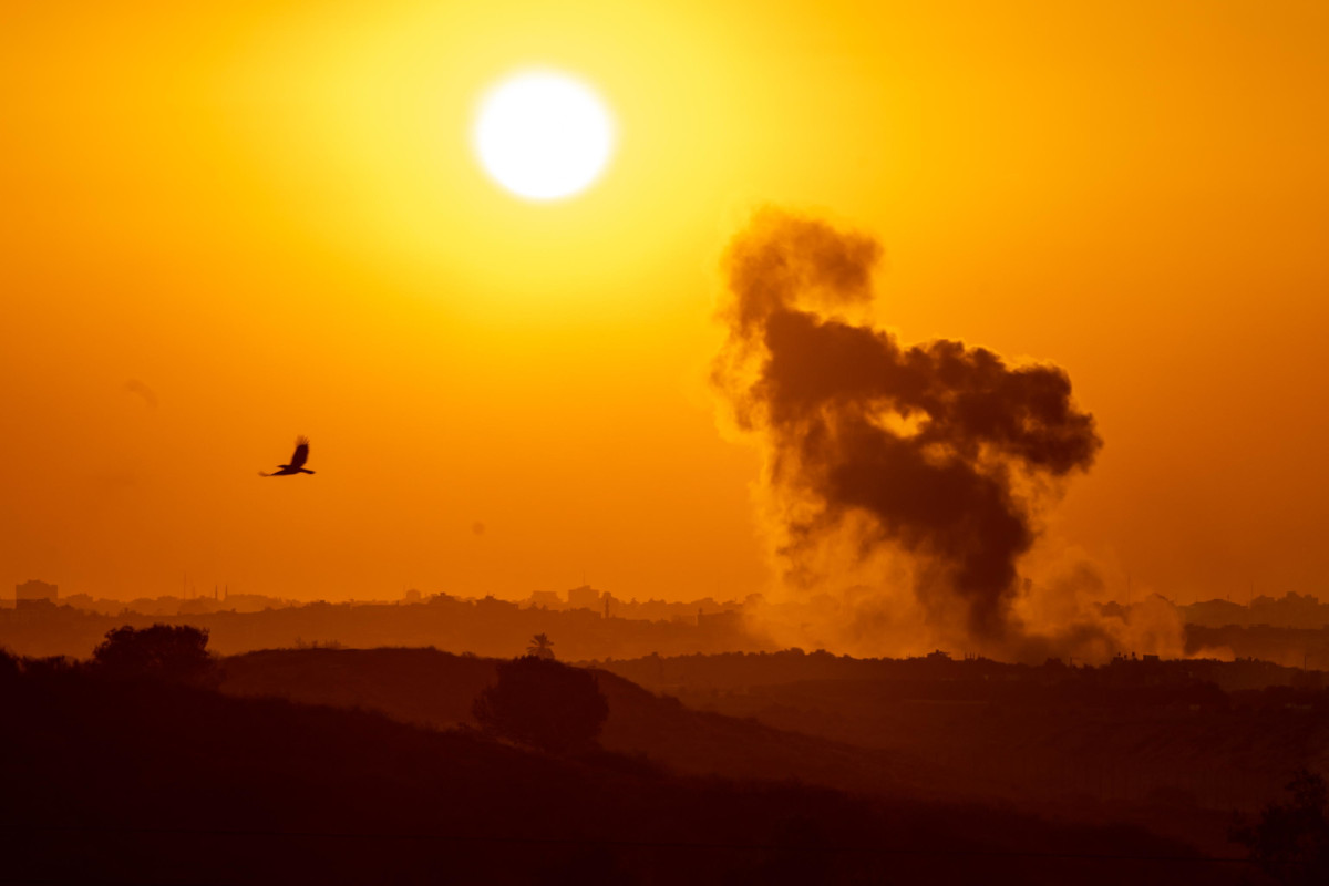 Fumo su Beit Lahia, nel Nord della Striscia di Gaza, dopo un bombardamento israeliano in reazione all’attacco terroristico di Hamas, 15 ottobre 2023