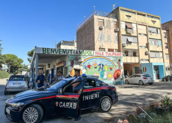 Carabinieri a Caivano, Napoli, l’11 settembre scorso dopo le sparatorie seguite a un maxi blitz delle forze dell’ordine (foto Ansa)