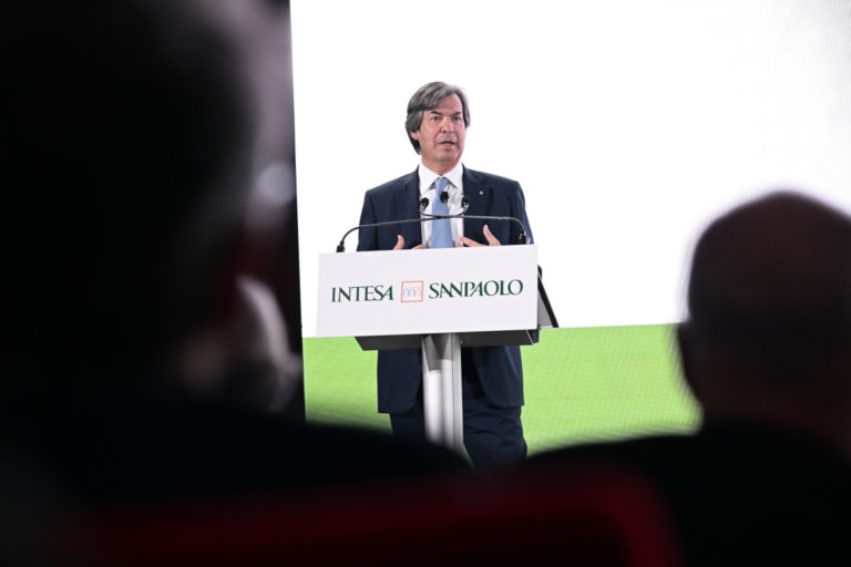 Intesa Sanpaolo mette in campo 1,5 miliardi contro le diseguaglianze