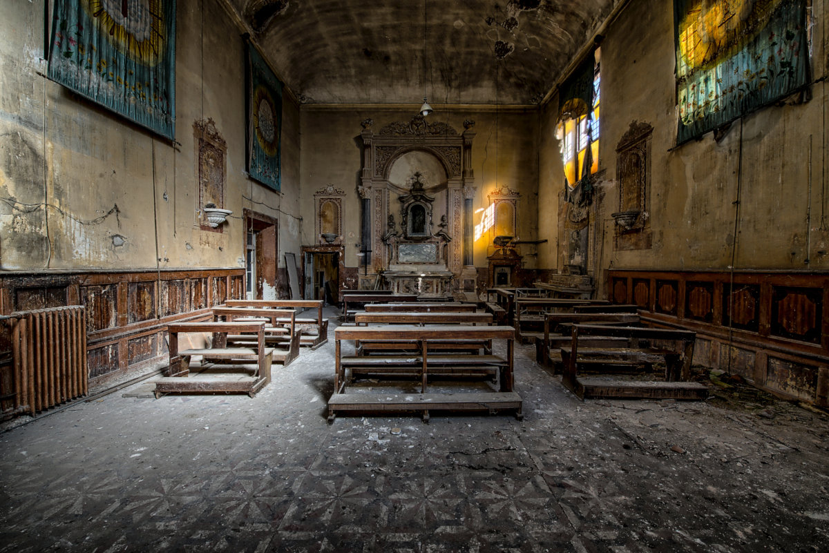 Interno in rovina di una chiesa abbandonata