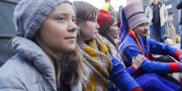 Greta Thunberg protesta contro le turbine eoliche norvegesi insieme ai giovani pastori di renne Sami