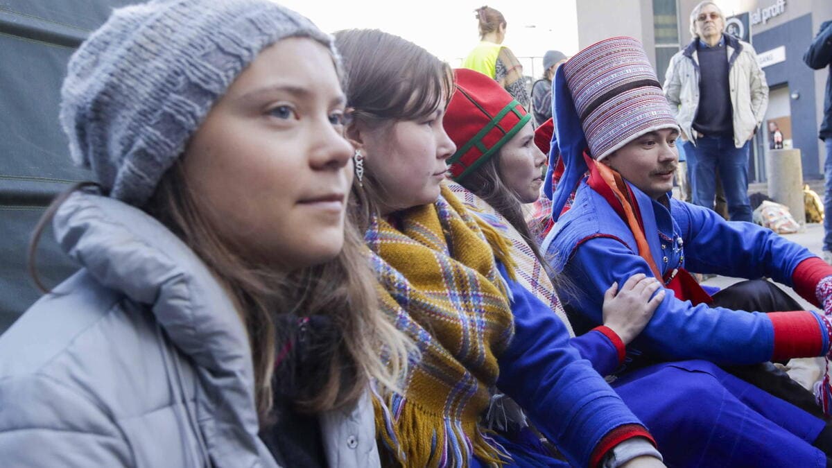 Greta Thunberg protesta contro le turbine eoliche norvegesi insieme ai giovani pastori di renne Sami 