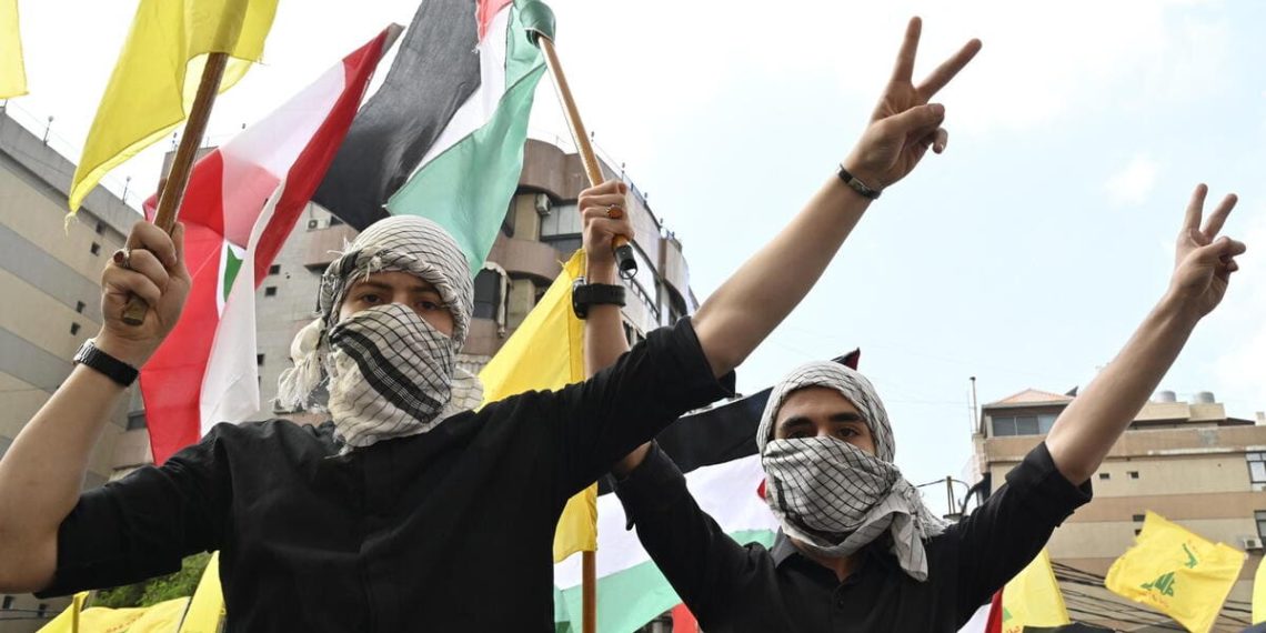 Supporter di Hezbollah manifestano pro Palestina, Beirut, Libano, 13 ottobre 2023 (Ansa)