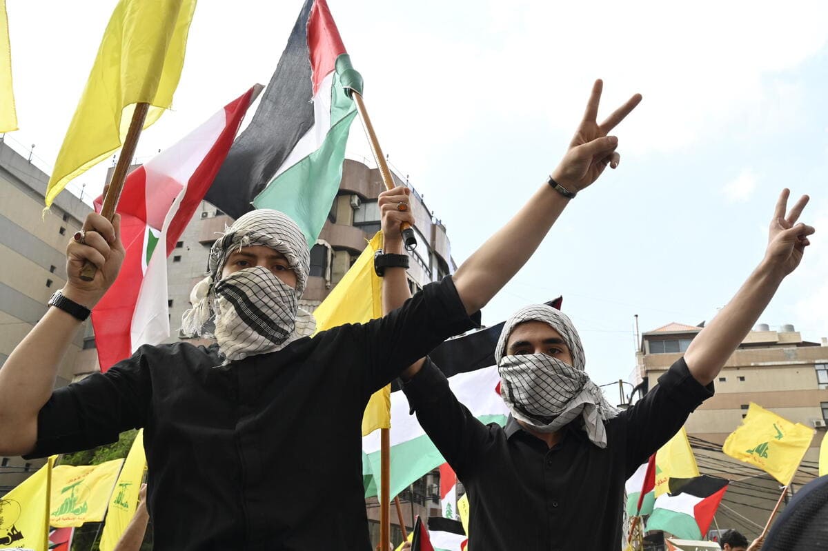 Supporter di Hezbollah manifestano pro Palestina, Beirut, Libano, 13 ottobre 2023 (Ansa)