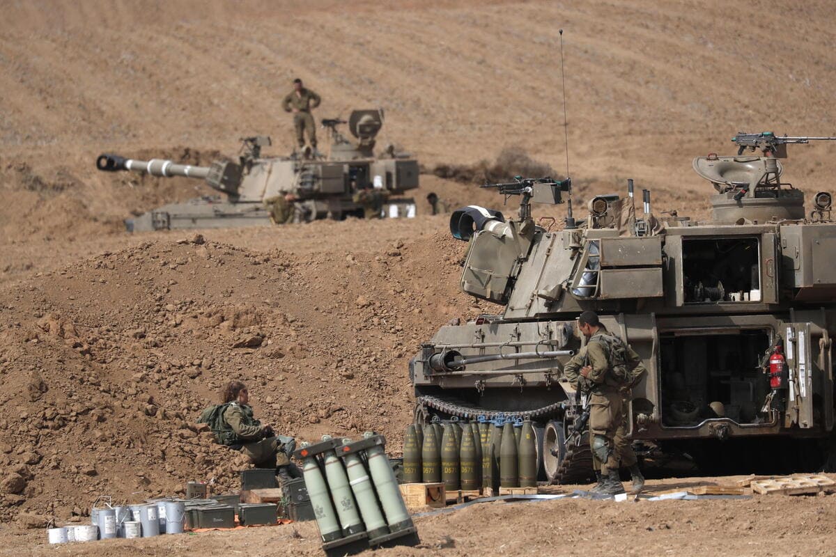Soldati israeliani al confine con Gaza (Ansa)