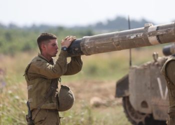 Soldato Israeliano presso il confine con Gaza, 19 ottobre 2023 (Ansa).