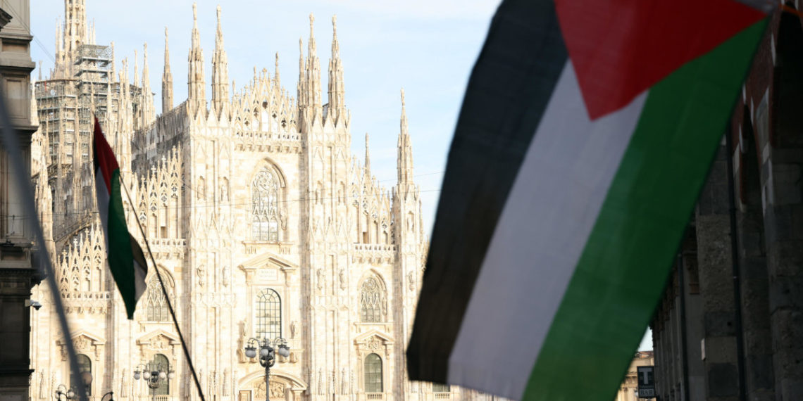 Manifestazione in piazza Duomo a Milano a favore della causa palestinese dopo l’attacco di Hamas a Israele, 10 ottobre 2023