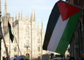 Manifestazione in piazza Duomo a Milano a favore della causa palestinese dopo l’attacco di Hamas a Israele, 10 ottobre 2023