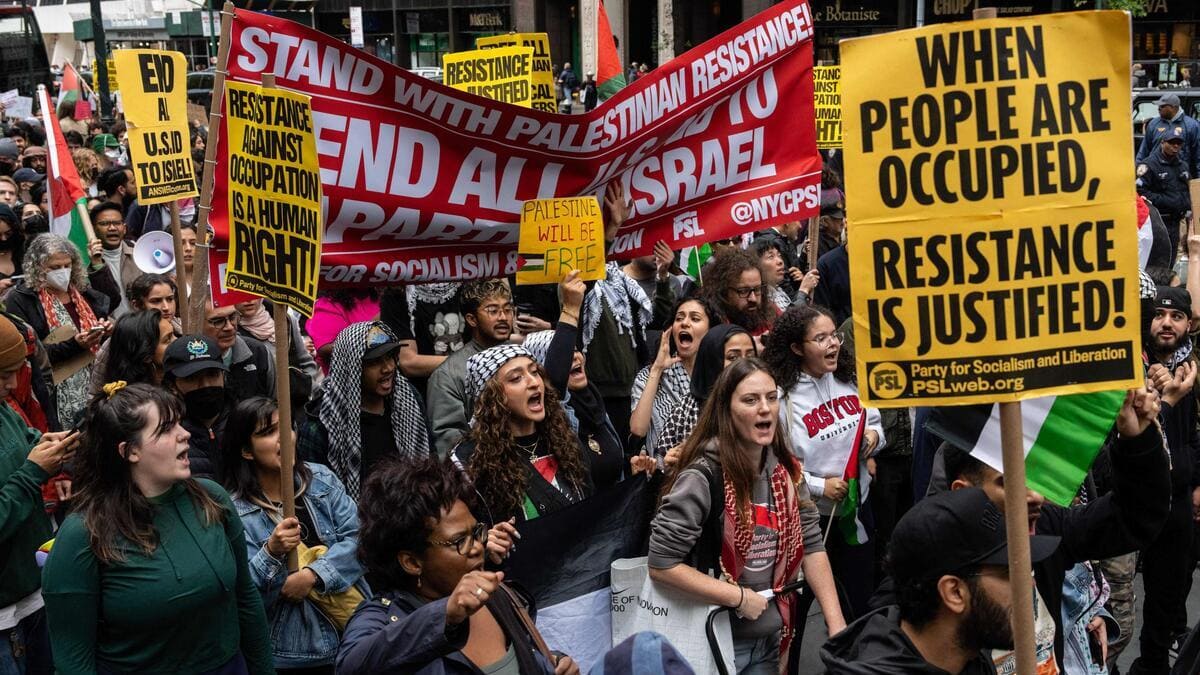 Corteo pro Palestina a New York a poche ore dal sanguinario attacco di Hamas nel sud di Israele