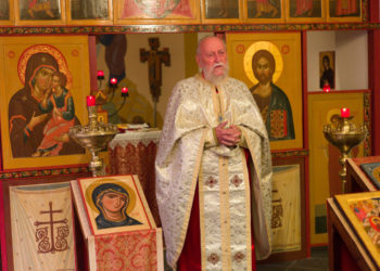 Padre Romano Scalfi durante la celebrazione di una liturgia nel rito bizantino (foto Gianluca Castagna)