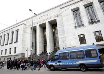 Una cinquantina di manifestanti davanti al Palazzo di Giustizia di Milano per un presidio in solidarietà di Alfredo Cospito e contro il regime di 41 bis, Milano, 24 marzo 2023.ANSA/MOURAD BALTI TOUATI