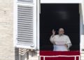 Papa Francesco durante l'Angelus in piazza San Pietro, Città del Vaticano, 1 ottobre 2023 (Ansa)