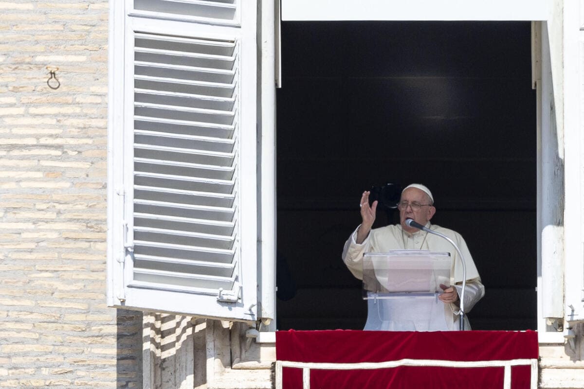 Papa Francesco durante l'Angelus in piazza San Pietro, Città del Vaticano, 1 ottobre 2023 (Ansa)