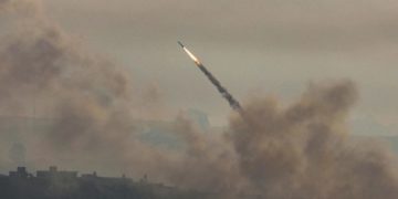 Un razzo lanciato dalla striscia di Gaza verso Israele, 7 ottobre 2023 (Ansa)