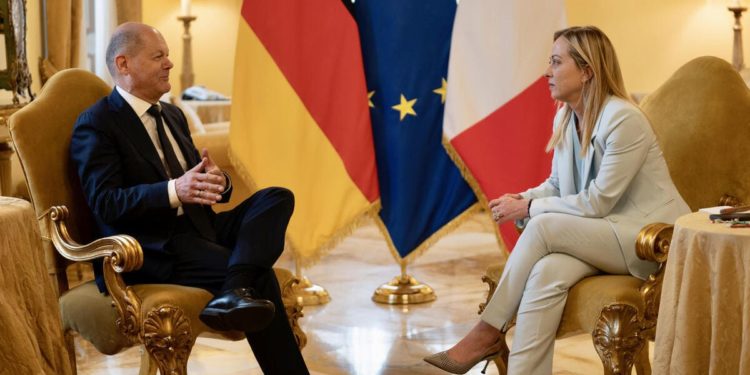 Il cancelliere tedesco Olaf Scholz con la presidente italiana Giorgia Meloni, Roma, 8 giugno 2023 (Ansa)