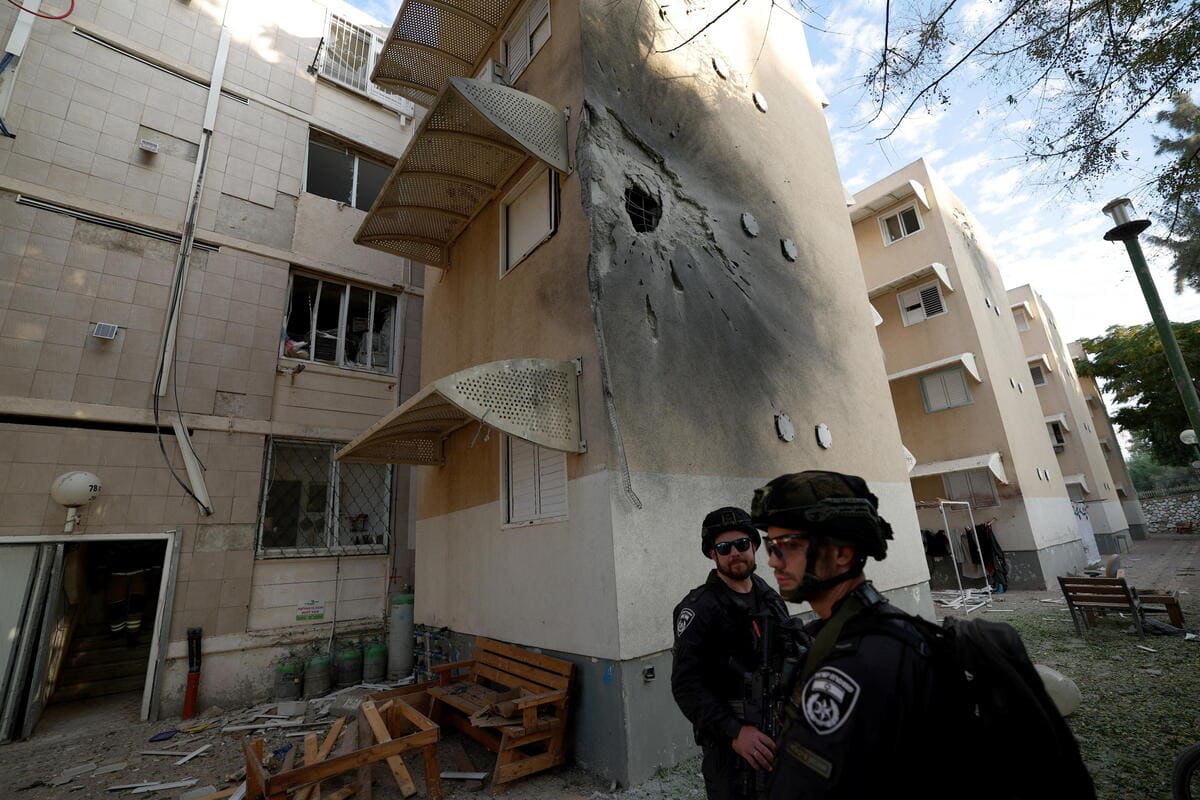 Sderot, Israele, colpita da un razzo lanciata dalla Striscia di Gaza, 17 ottobre 2023 (Ansa)
