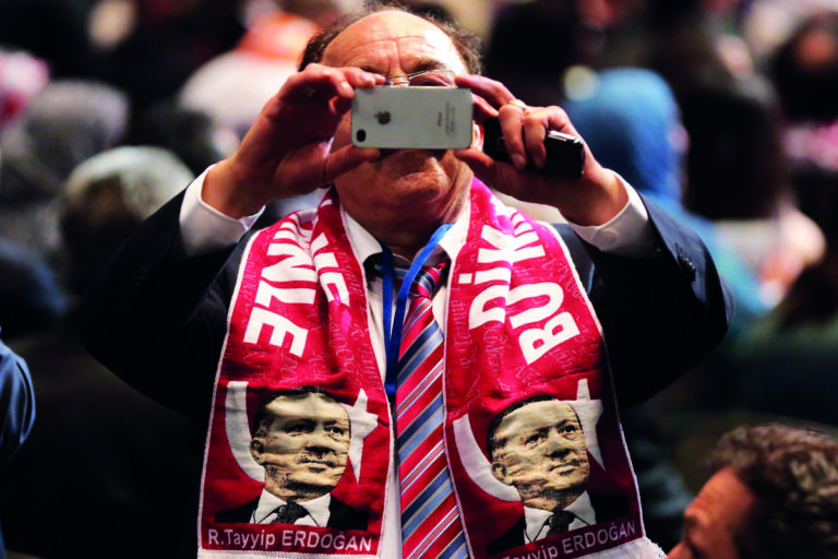 Selfie di regime e ipocrisie Big Tech