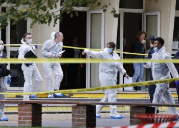 Polizia fuori dal liceo di Arras in cui venerdì è stato ucciso un professore, 13 ottobre 2023 (foto Ansa)