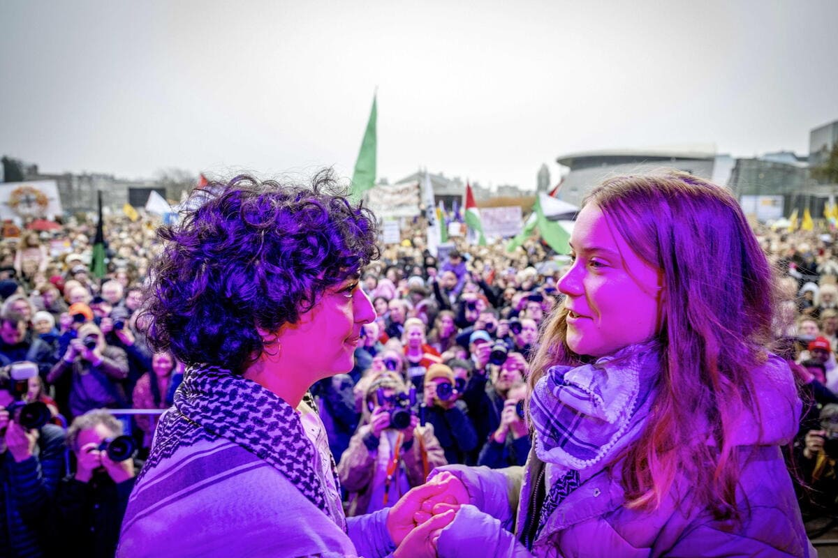 L'attivista palestinese Sahar-Shirzad con Greta Thunberg, Amsterdam, 12 novembre (Ansa)
