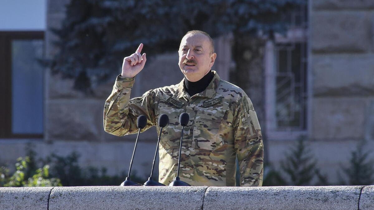 Aliyev parla durante la parata militare dell'Azerbaigian a Stepanakert