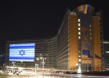 Palazzo Berlaymont, sede della Commissione europea a Bruxelles, illuminato con i colori di Israele l’8 ottobre scorso, all’indomani dell’attacco di Hamas contro lo Stato ebraico