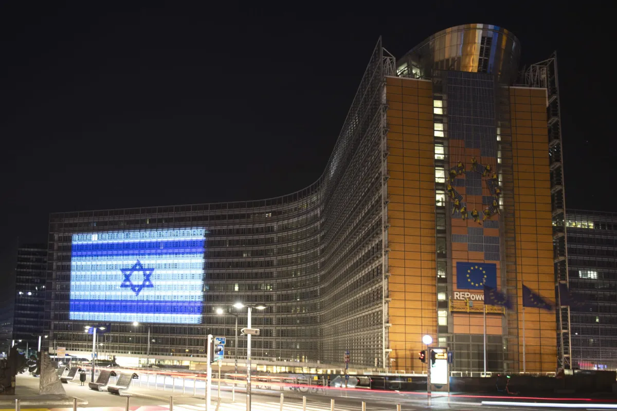 Palazzo Berlaymont, sede della Commissione europea a Bruxelles, illuminato con i colori di Israele l’8 ottobre scorso, all’indomani dell’attacco di Hamas contro lo Stato ebraico