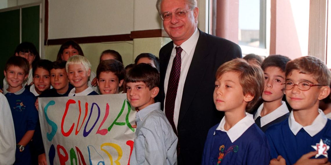 Luigi Berlinguer in una foto di quando era ministro della Pubblica Istruzione, Roma, 1997 (Ansa)