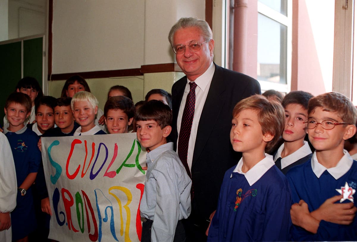 Luigi Berlinguer in una foto di quando era ministro della Pubblica Istruzione, Roma, 1997 (Ansa)