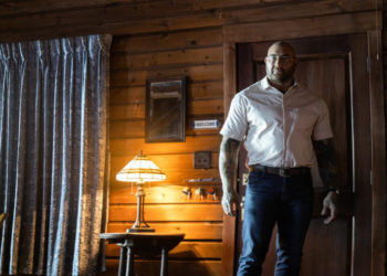 Un fotogramma di “Bussano alla porta”, film di M. Night Shyamalan con Dave Bautista