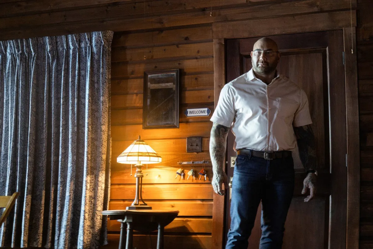 Un fotogramma di “Bussano alla porta”, film di M. Night Shyamalan con Dave Bautista