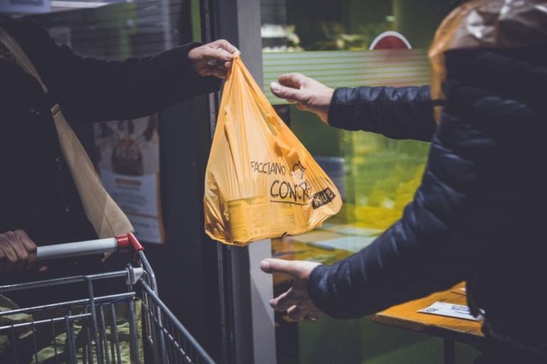 La Colletta alimentare fa bene ai poveri (e a chi la fa)