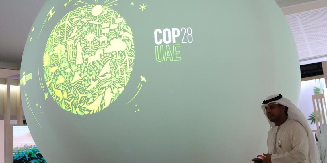 Il logo della Cop28, che si terrà a Dubai, negli Emirati arabi uniti