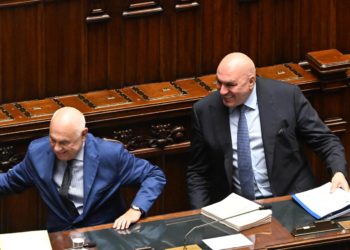 Il ministro della Giustizia, Carlo Nordio (s), e il ministro della Difesa, Guido Crosetto, alla Camera. Roma, 19 luglio 2023 (Ansa)