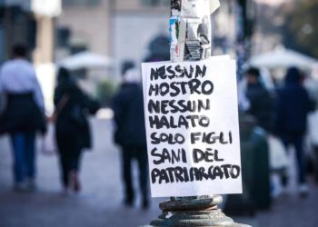 Cartelli contro la violenza sulle donne e in ricordo di Giulia Cecchetin all'esterno dell'università di Palazzo Nuovo, Torino, 21 novembre 2023 (Ansa)