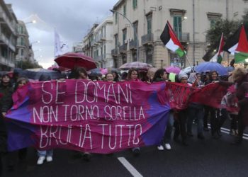 Femministe a Roma manifestano contro la violenza sulle donne con la bandiera palestinese