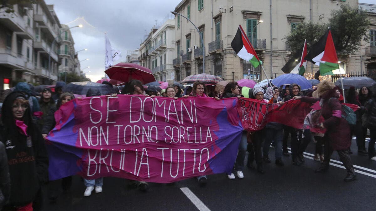 Femministe a Roma manifestano contro la violenza sulle donne con la bandiera palestinese