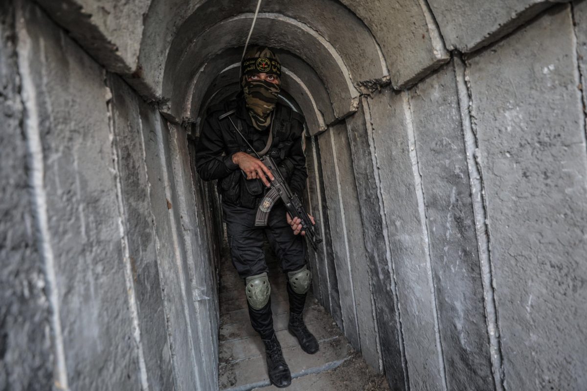 Un terrorista palestinese in uno dei tunnel sotto Gaza (Ansa)