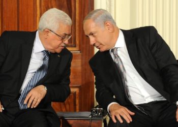 Il premier di Israele, Benjamin Netanyahu, insieme al leader palestinese, Abu Mazen