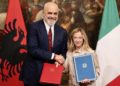La stretta di mano tra la premier dell'Italia, Giorgia Meloni, e il primo ministro dell'Albania, Edi Rama