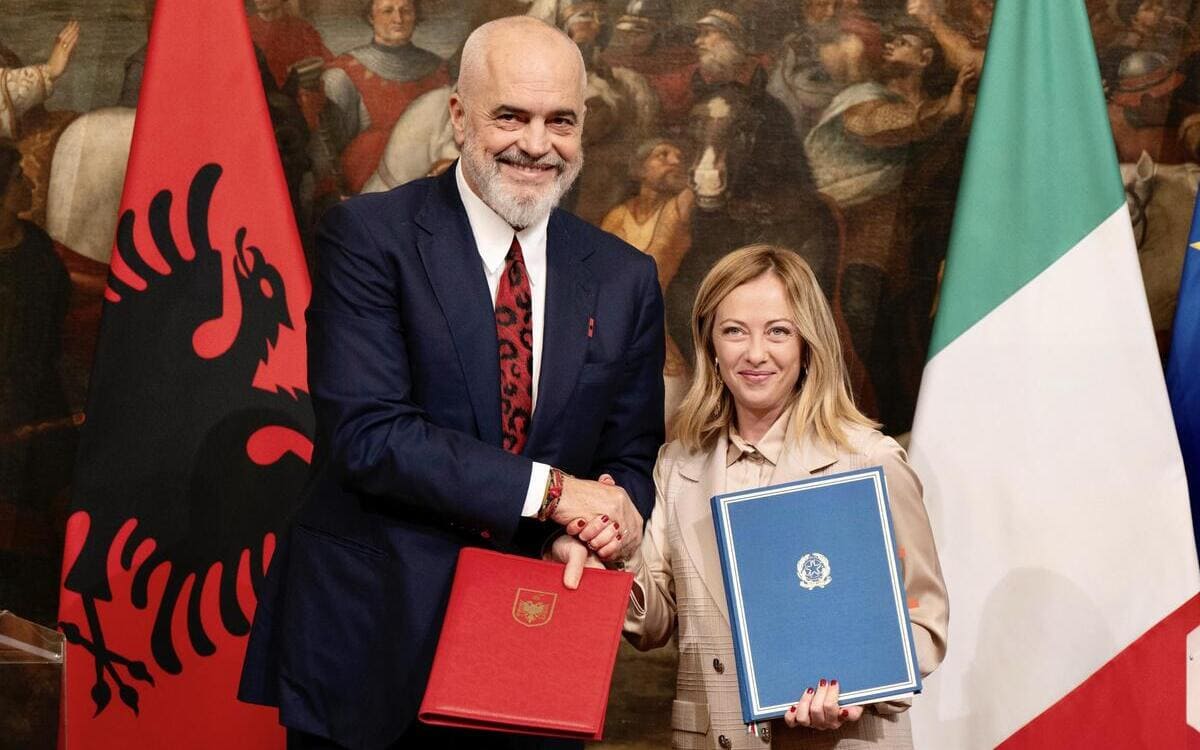 La stretta di mano tra la premier dell'Italia, Giorgia Meloni, e il primo ministro dell'Albania, Edi Rama