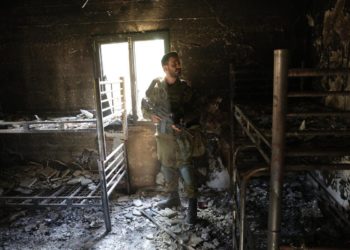 Un soldato israeliano in una cameretta di bambini bruciata nel kibbutz Nir Oz, dove sono state assassinate cento persone e rapiti 70 ostaggi da Hamas