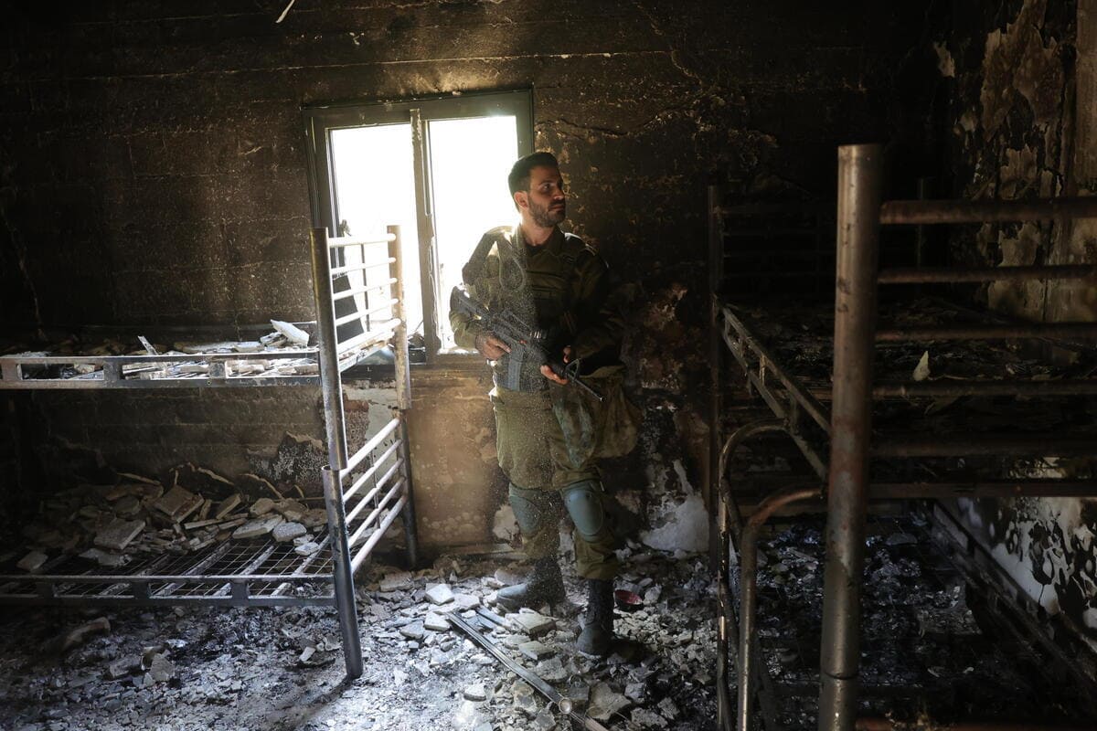 Un soldato israeliano in una cameretta di bambini bruciata nel kibbutz Nir Oz, dove sono state assassinate cento persone e rapiti 70 ostaggi da Hamas 