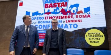 Il segretario della Uil Pierpaolo Bombardieri e il segretario della Cgil Maurizio Landini durante la conferenza stampa a Roma, 15 novembre 2023 (Ansa)
