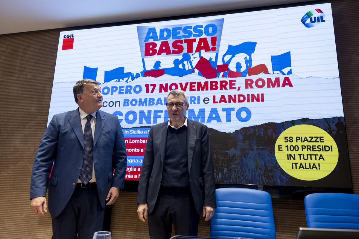 Il segretario della Uil Pierpaolo Bombardieri e il segretario della Cgil Maurizio Landini durante la conferenza stampa a Roma, 15 novembre 2023 (Ansa) 