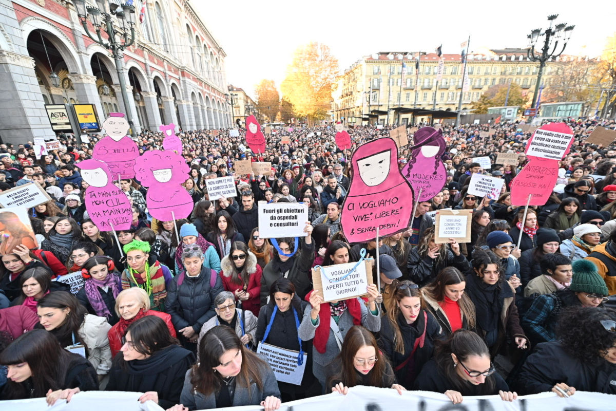 Corteo a Torino nella giornata contro la violenza sulle donne, segnata quest’anno dall’assassinio di Giulia Cecchettin, 25 novembre 2023