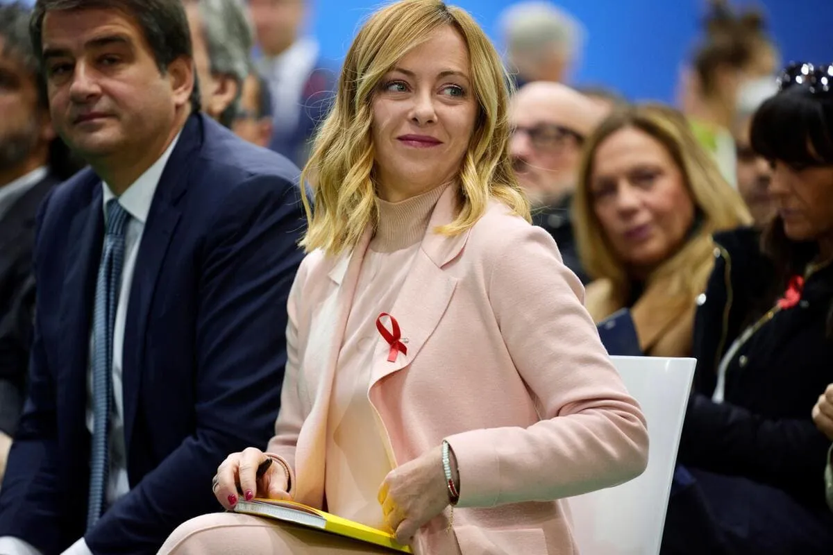 La premier Giorgia Meloni con ministro per gli Affari europei Raffaele Fitto, 24 novembre 2023 (Ansa)