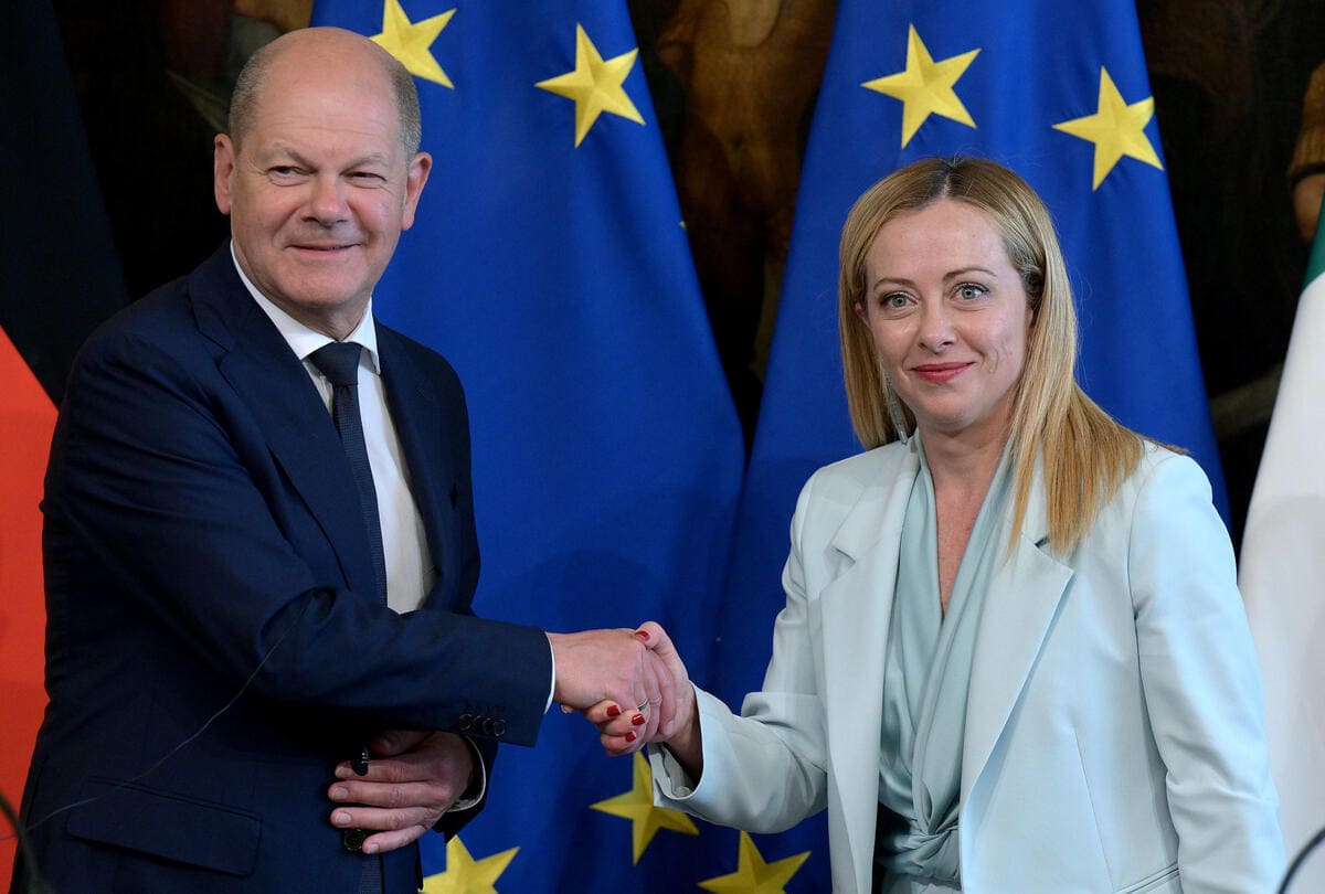 Il cancelliere tedesco Olaf Scholz e la presidente del Consiglio italiana Giorgia Meloni, 8 giugno 2023 (Ansa)