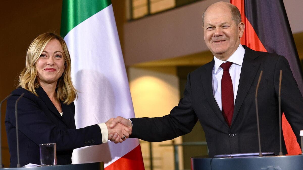 La stretta di mano tra Giorgia Meloni e Olaf Scholz