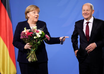 Il passaggio di consegne tra l’allora cancelliera tedesca Angela Merkel e il successore Olaf Scholz, 8 dicembre 2021